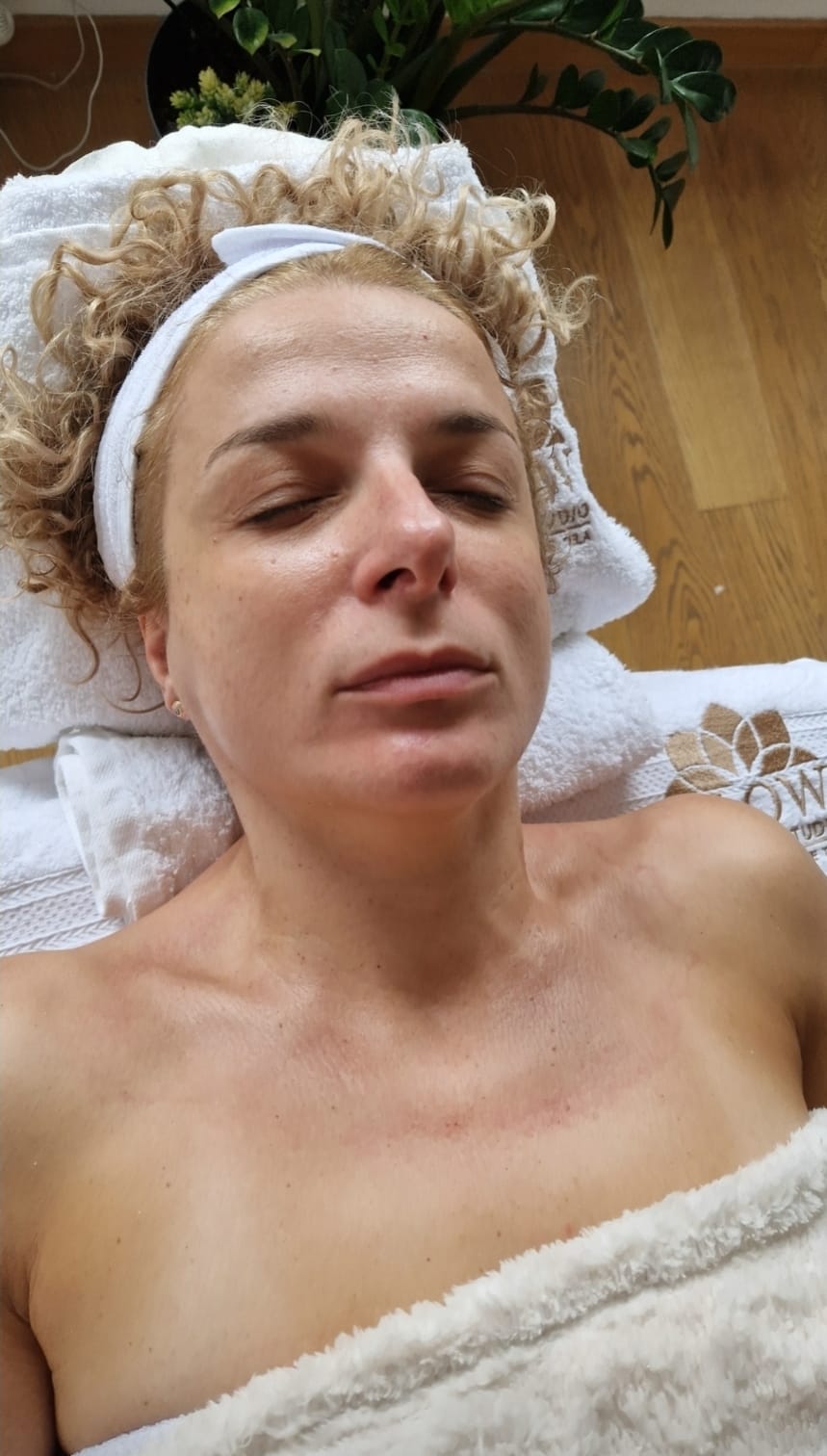 Žena opušteno leži na spa stolu i priprema se za tretman dubinske hidratacije lica Phyt’s prirodnom kozmetikom.