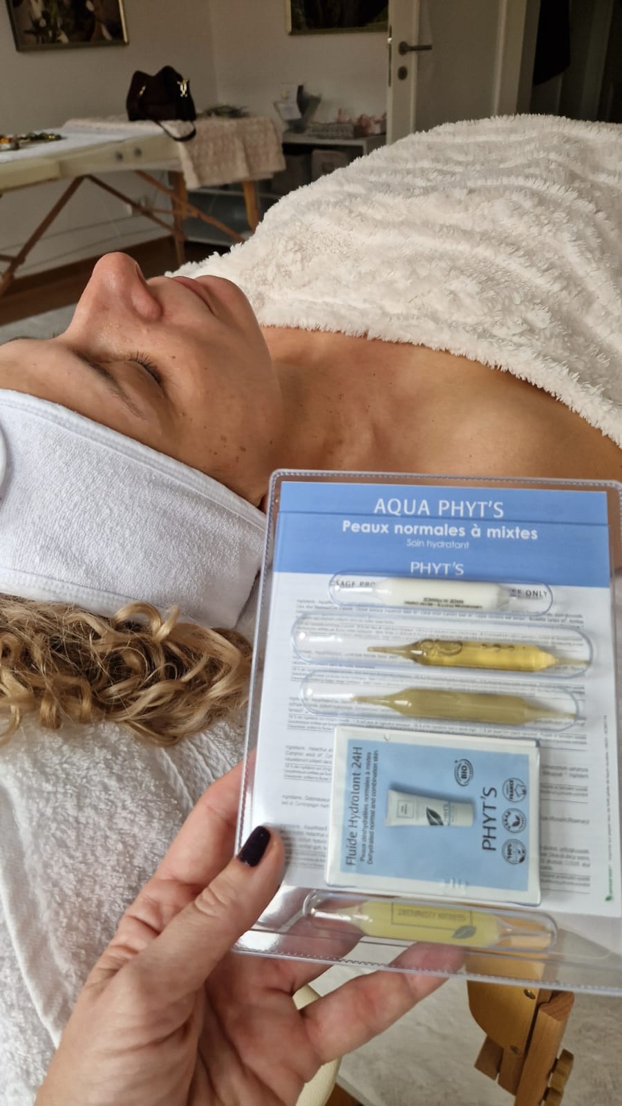 Phyt’s organski proizvod prikazan pored klijentkinje koja se priprema za tretman duboke hidratacije lica.