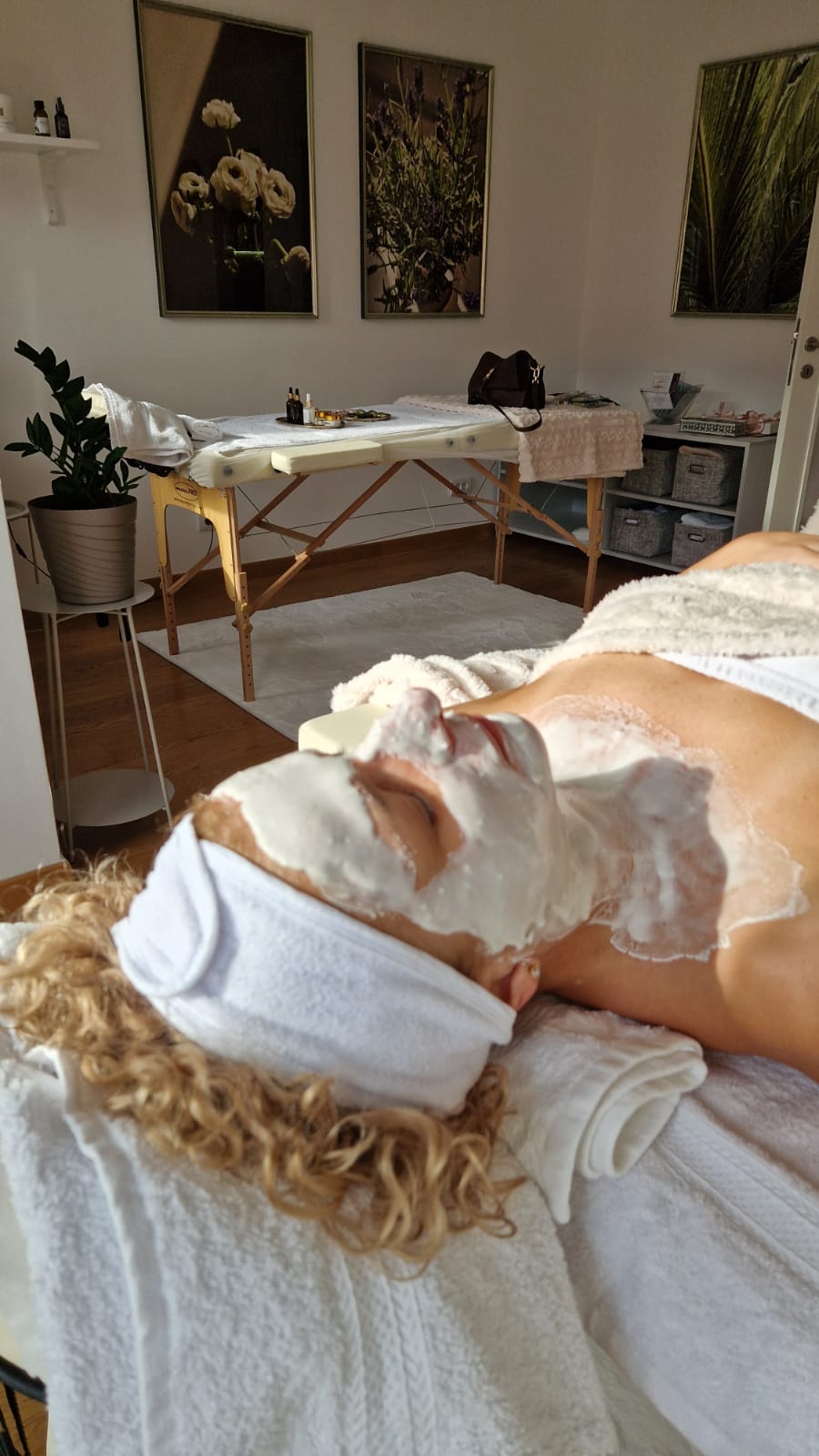 U toku je Aqua Phyt’s tretman dubinske hidratacije sa manuelnim tehnikama za revitalizaciju kože.