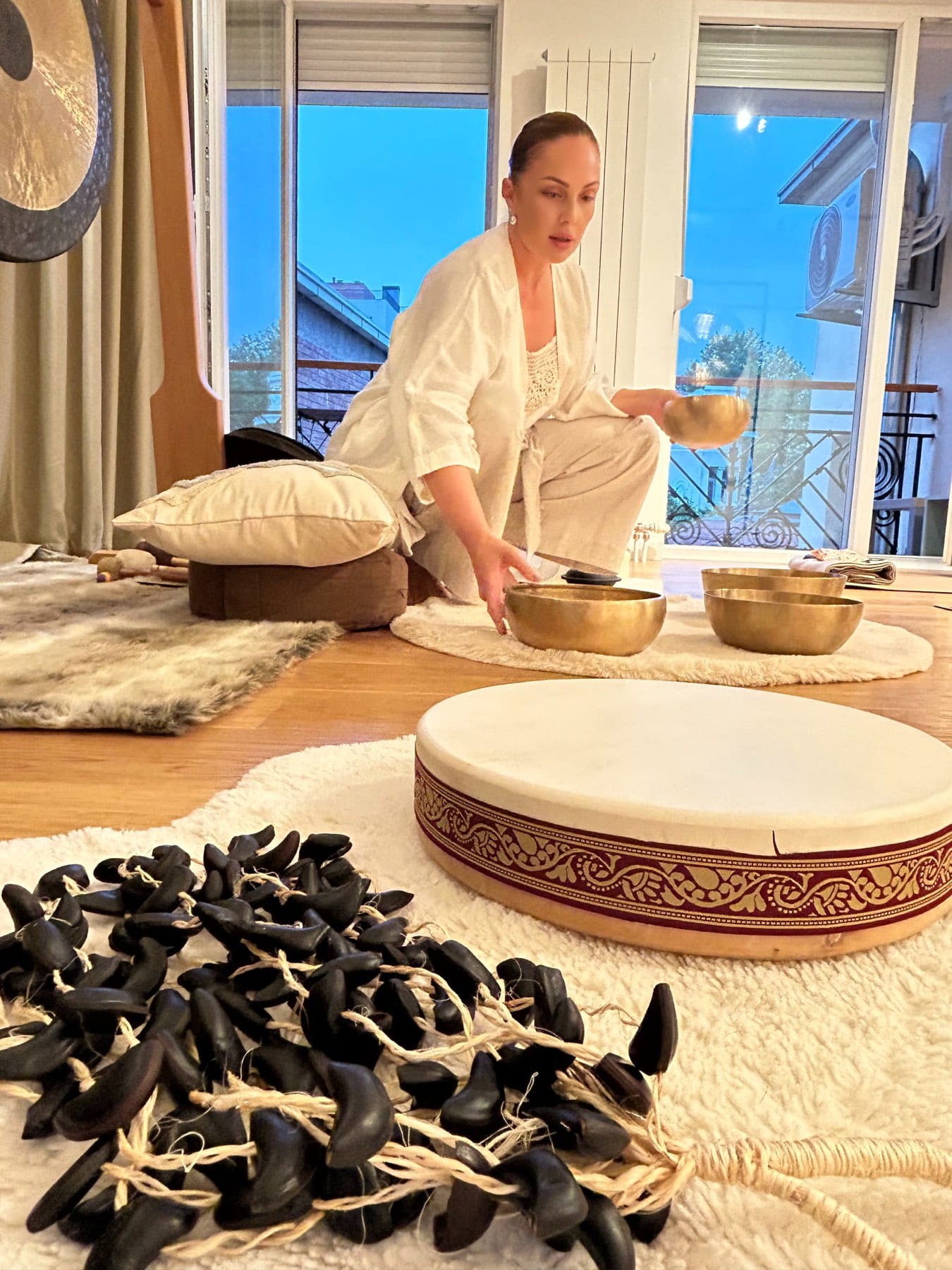 Postavljanje zvucnih cinija - priprema za seansu zvukoterapije